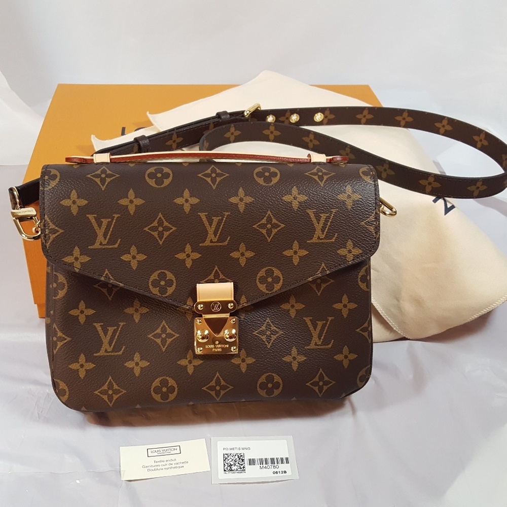 Excellent authentic Louis Vuitton pochette metis